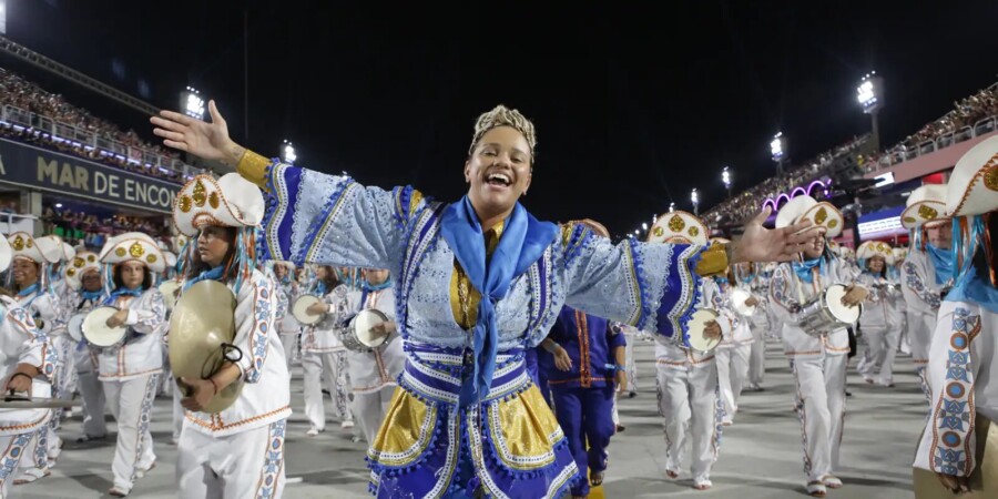 Laísa Lima faz história como a primeira mulher mestra de bateria a desfilar na Sapucaí