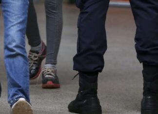 Alunos de escola cívico-militar no DF são punidos com flexões; PMs são afastados