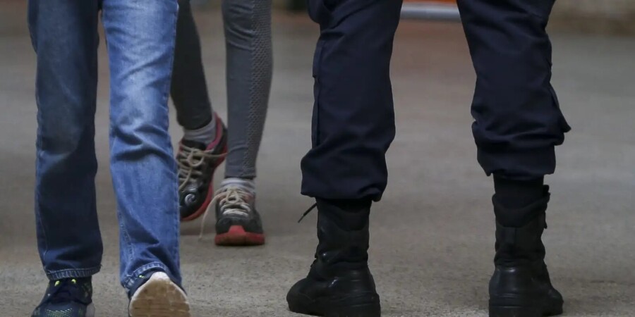 Alunos de escola cívico-militar no DF são punidos com flexões; PMs são afastados