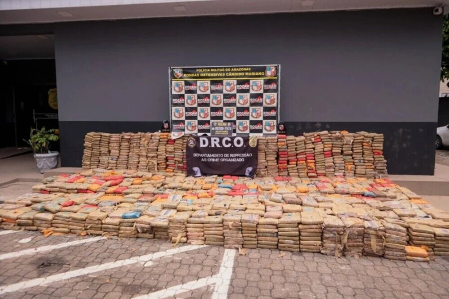 Polícia Militar do Amazonas apreende 2,7 toneladas de maconha skunk e prende 6 policiais em Manaus