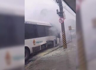 Coletivo do transporte público pega fogo na avenida Constantino Nery, em Manaus