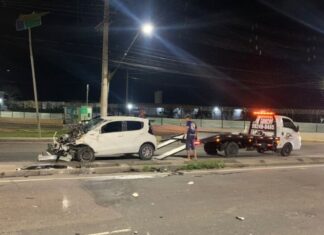Carro invade canteiro central após motorista perder controle na Zona Norte de Manaus