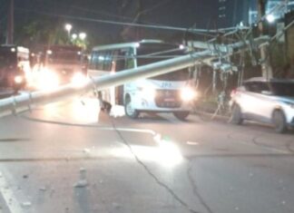 Carro derruba poste e causa congestionamento na Avenida das Torres em Manaus