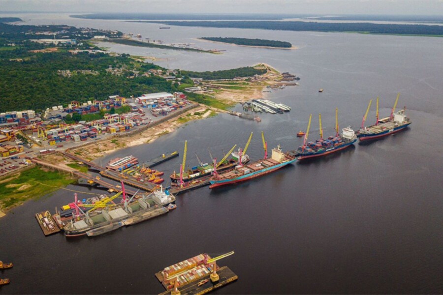 Chegada-de-navios-cargueiros-a-Manaus