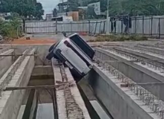 Carro invade obra e cai em estrutura de concreto na Autaz Mirim em Manaus