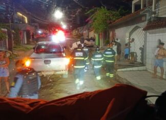 Motorista escapa com ferimentos leves após carro capotar no Flores em Manaus