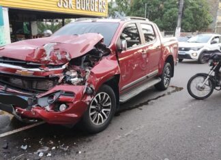 Colisão entre ônibus e carro destrói frente de veículo na Avenida Max Teixeira em Manaus