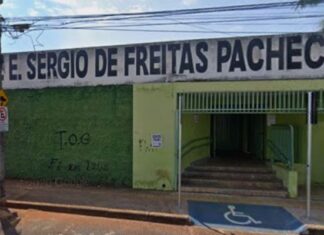 Adolescente é esfaqueado na escola por colega