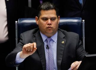 Davi Alcolumbre impõe derrota ao governo e mantém quebra de sigilo bancário de Lulinha