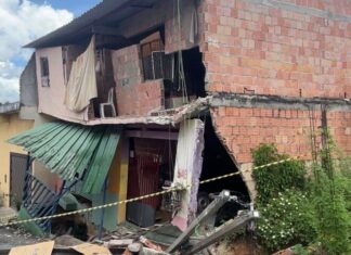 Família fica desabrigada após casa desabar parcialmente no bairro Tarumã, em Manaus
