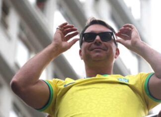 Flávio diz que Bolsonaro vai subir a rampa em 2027, repete bordão do pai e faz críticas a Lula