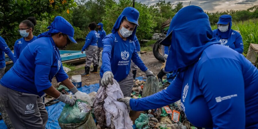 Comunidade local transforma cenário ambiental na Baía de Guanabara com projetos de limpeza e moedas azuis