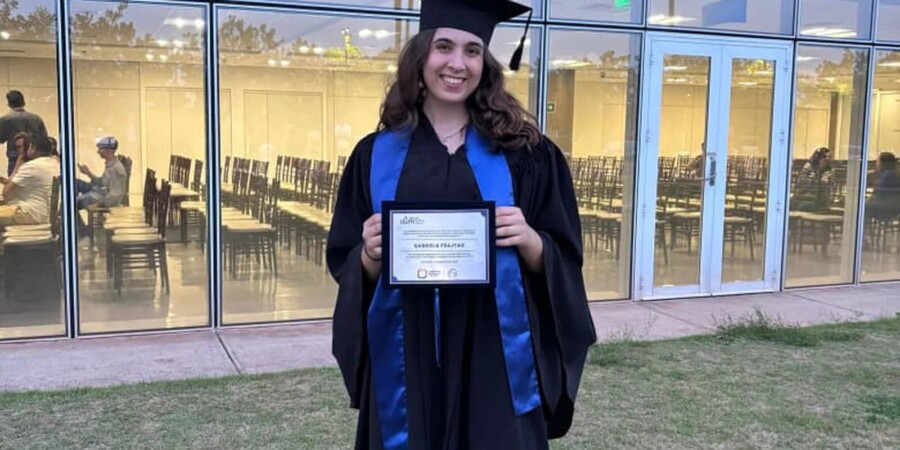Brasileira de 20 anos ganha menção honrosa em concurso internacional de biologia quântica