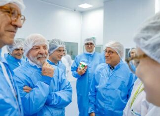 Lula visita fábrica em SP que produz 19 milhões de insumos para o SUS