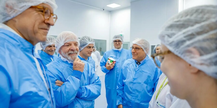 Lula visita fábrica em SP que produz 19 milhões de insumos para o SUS