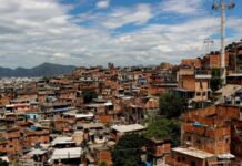 Área de favelas no Brasil quase triplica em 40 anos, com Manaus em destaque de crescimento