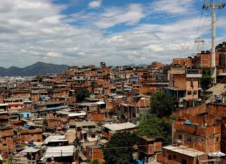 Área de favelas no Brasil quase triplica em 40 anos, com Manaus em destaque de crescimento