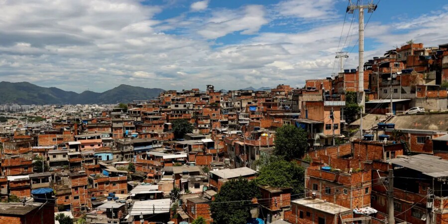 Área de favelas no Brasil quase triplica em 40 anos, com Manaus em destaque de crescimento