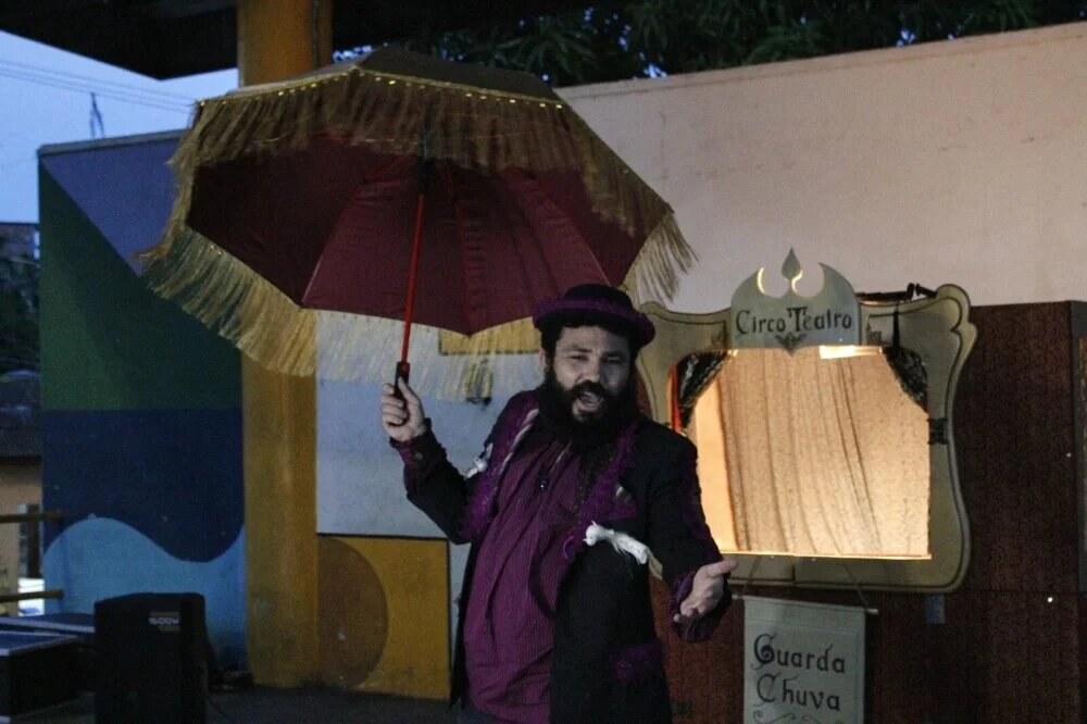 Circo Teatro Guarda-Chuva de Marcos Efraim leva mensagem ambiental ao bairro São José em Manaus