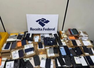 Receita apreende 65 celulares roubados enviados em encomendas pelos Correios