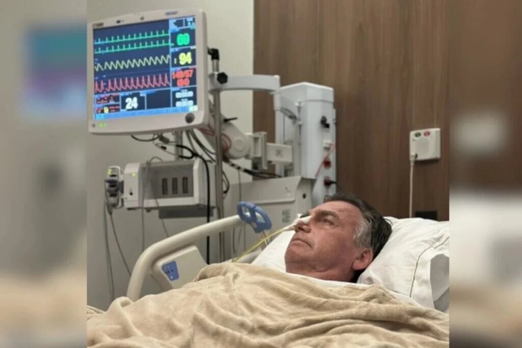 imagem-compartilhada-por-carlos-bolsonaro-apos-a-cirurgia-donone.jpg.1200x0_q95_crop-1024x683
