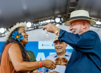 Lula confunde escala de trabalho e cita “6×2” em discurso sobre PEC em Manaus