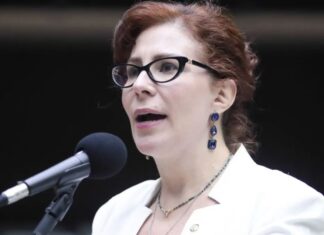 Carla Zambelli tem bens penhorados por dívida judicial após uso de imagem não autorizada