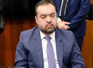 Cláudio Castro é alvo de operação da PF que apura repasses bilionários ao Banco Master