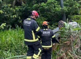 Carro cai em área de mata após colisão no interior do Amazonas