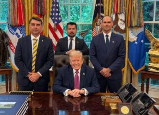 Flávio Bolsonaro se reúne com Donald Trump em Washington ao lado de Eduardo e Paulo Figueiredo