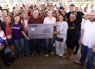 Na véspera do Dia das Mães, governador Roberto Cidade entrega 983 cartões do Auxílio Estadual para mulheres da capital