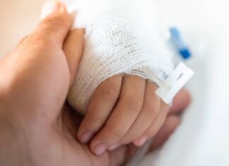 Bebê de 1 ano morre após ter pescoço cortado por linha com cerol