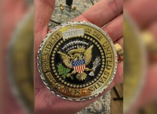 Flávio Bolsonaro recebe moeda de honra de Donald Trump em encontro na Casa Branca