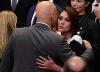 Em posse de Nunes Marques, Moraes cumprimenta Michelle Bolsonaro