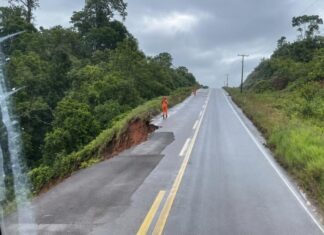 Cratera abre na BR-174 e interdita parcialmente rodovia entre Manaus e Boa Vista