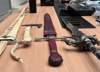 Polícia apreende espadas, armas e centenas de munições em operação contra agiotas em Manaus