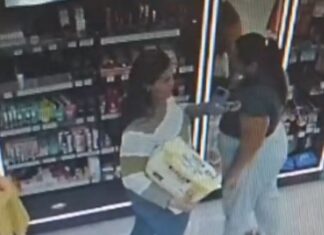 Mulheres são flagradas furtando produtos de beleza em loja na Torquato Tapajós em Manaus