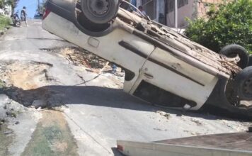 Carro capota ao tentar subir ladeira no Parque das Nações em Manaus