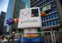 Parada LGBT leva urna inflável à Paulista e reforça discurso voltado às eleições