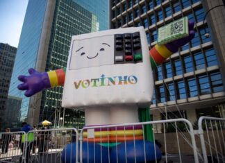 Parada LGBT leva urna inflável à Paulista e reforça discurso voltado às eleições