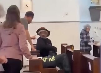 Vídeo! Homem é flagrado se masturbando durante missa
