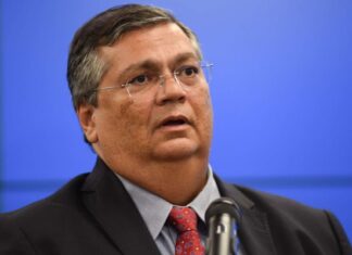 Ministro Flávio Dino cancela viagem a Portugal após acidente doméstico
