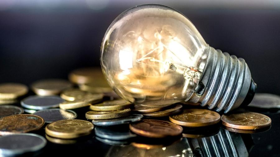 lampada-moedas-dinheiro-conta-de-luz-1640108896606_v2_900x506