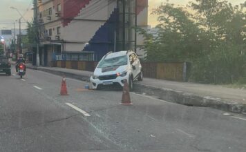 Carro capota após motorista tentar desviar de buraco na avenida Djalma Batista