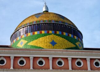 Teatro Amazonas ganha iluminação especial em homenagem aos 200 anos de relações entre Brasil e Suécia