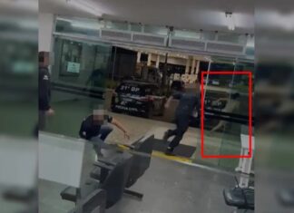 Mulher trans faz barraco em delegacia, toma celular de agente e foge durante ocorrência policial