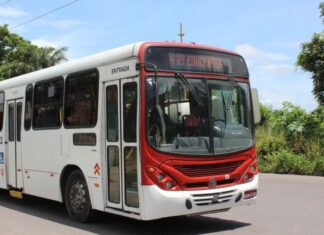 Assalto a ônibus termina com dois presos e um suspeito baleado na Zona Norte de Manaus