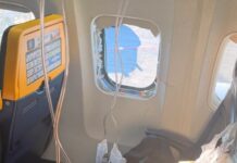 Passageiro é parcialmente sugado para fora de avião após janela se romper em pleno voo