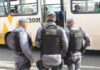 Motorista e passageiros reagem e rendem assaltantes de ônibus em Manaus
