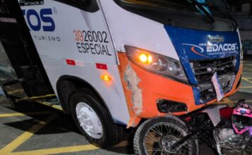 Colisão entre micro-ônibus, moto e carro deixa três feridos em Manaus